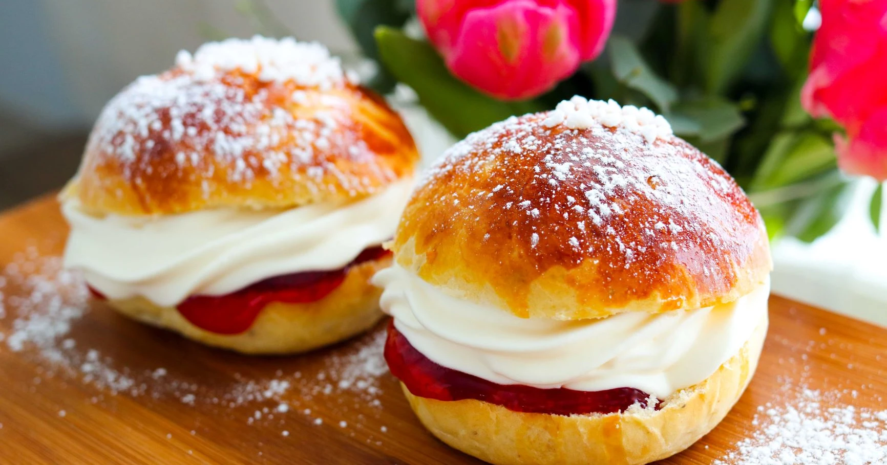 Laskiaispullat hillon ja kermavaahdon kanssa.