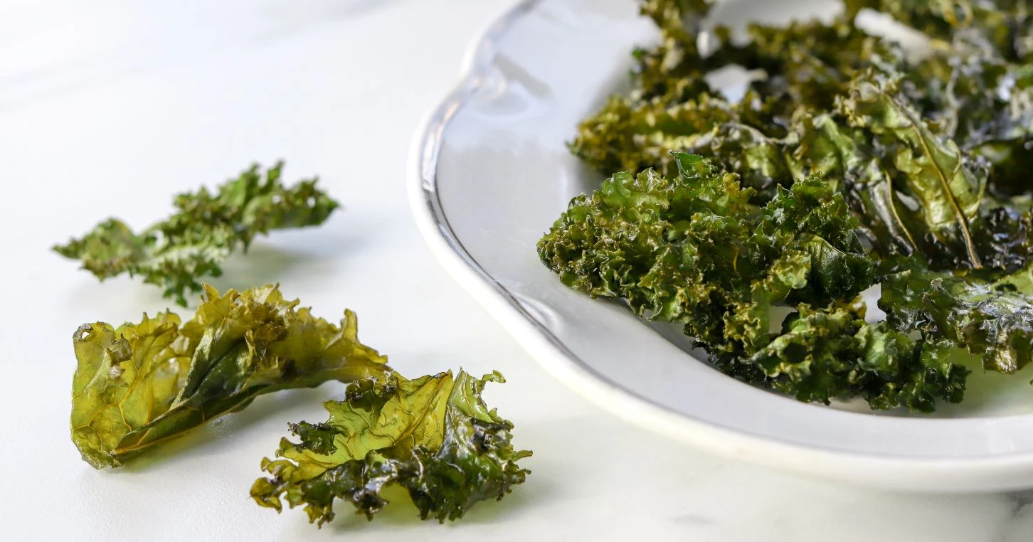 Lehtikaalisipsit tarjoilulautasella paistamisen jälkeen.