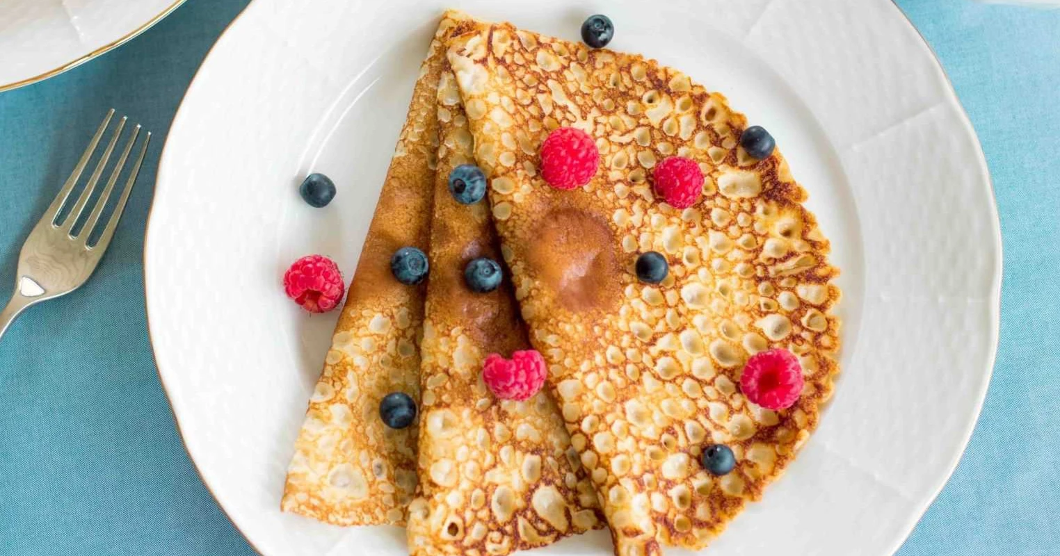 Letut lautasella tuoreilla marjoilla koristeltuna.