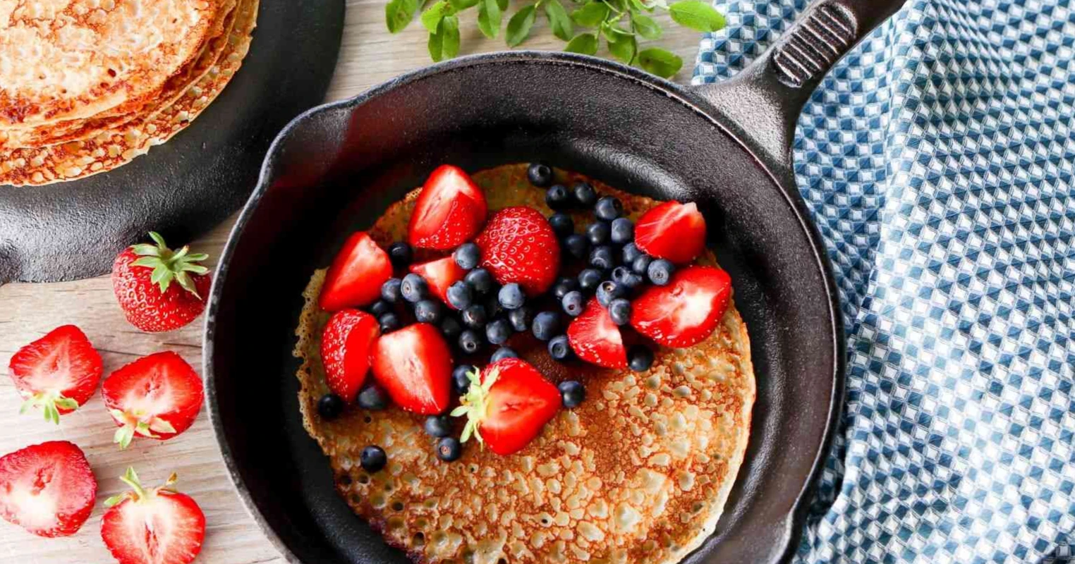 Ilman kananmunaa valmistetut letut tuoreiden marjojen kanssa.