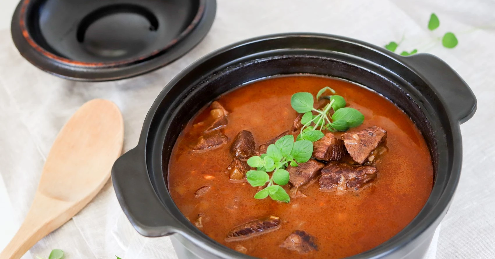 Lihapata uunipadassa tuoreella oreganolla koristeltuna.