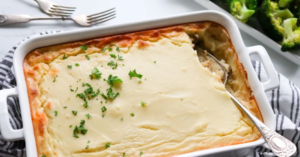 Lihaperunasoselaatikko tuoreen persiljan kanssa.