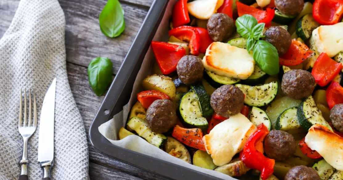 Lihapullapelti paistamisen jälkeen tuoreella basilikalla koristeltuna.