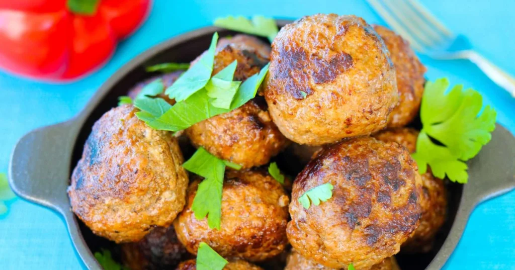 Lihapullia tuoreen lehtipersiljan kanssa.