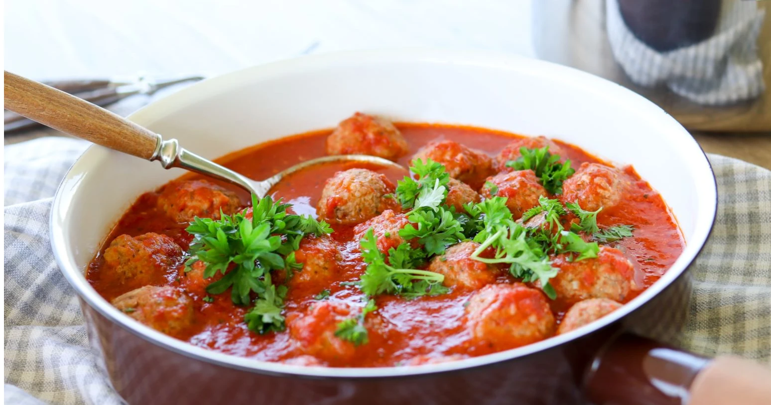 Lihapullat tomaattikastikkeessa paistokasarissa.