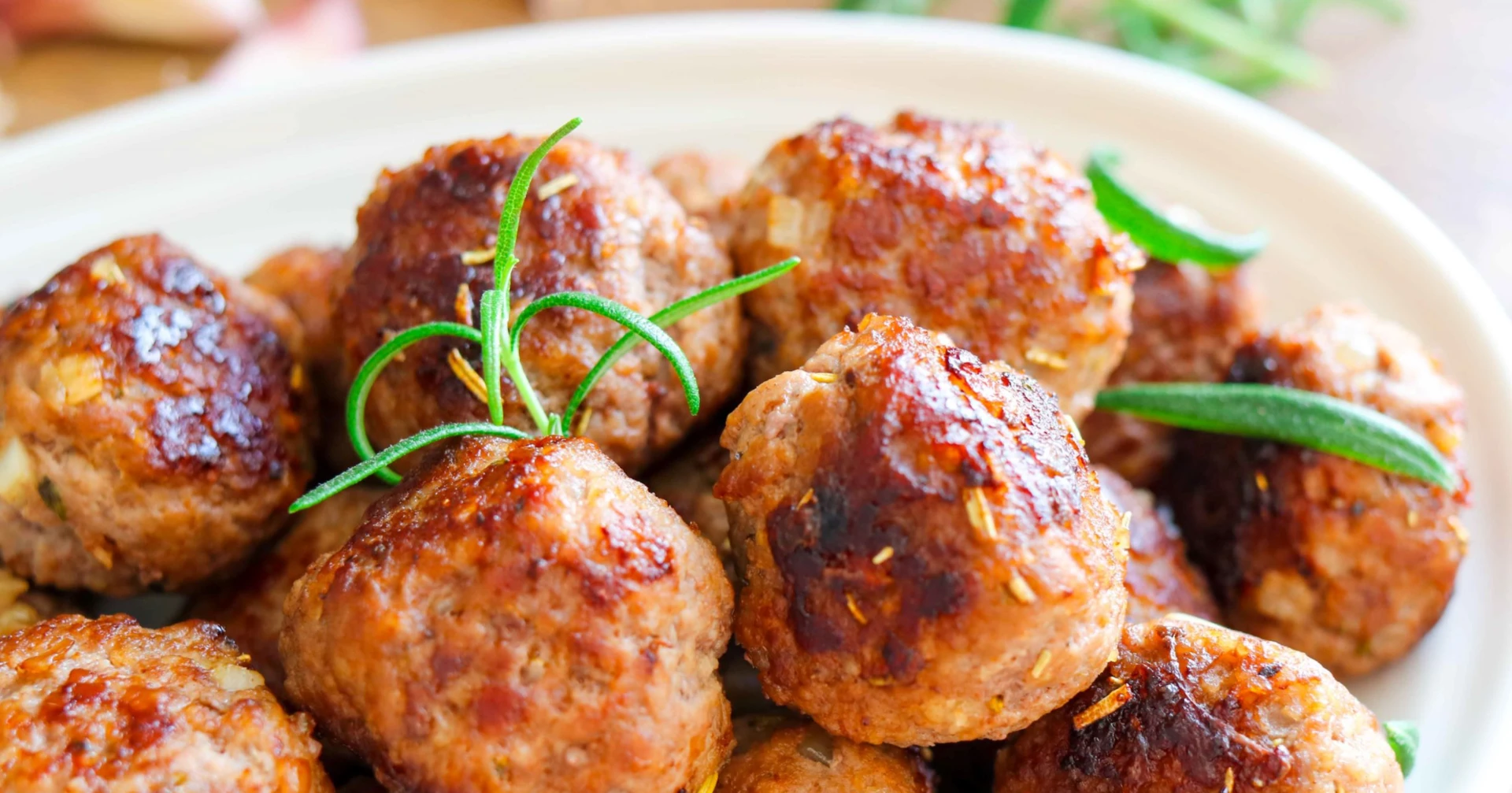 Välimeren tapaan maustettuja lihapullia tuoreen rosmariinin kera.