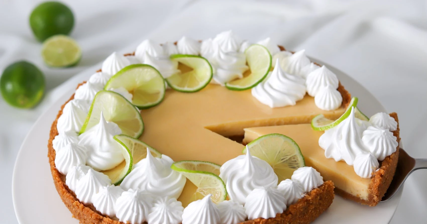 Limepiirakan (key lime pie) voi koristella marengilla.