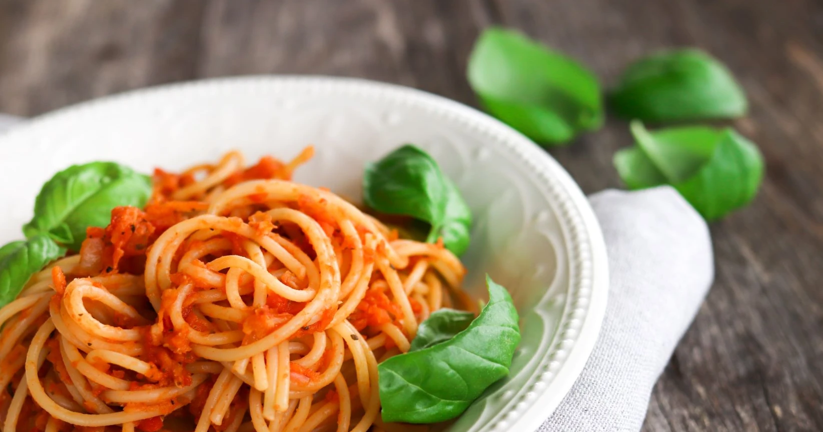 Linssibolognese valkoisella syvällä lautasella.