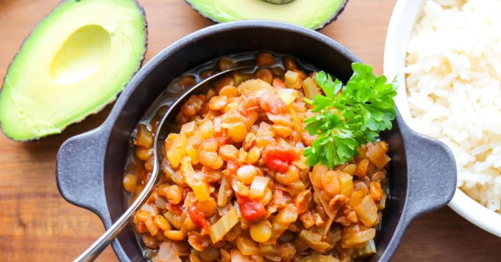 Vihreistä linsseistä tehty tacopata tumman ruskeassa kulhossa.