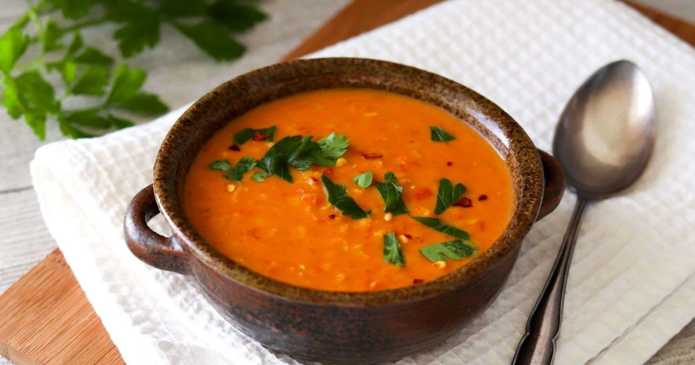 Helppo linssikeitto tuoreella persiljalla koristeltuna.