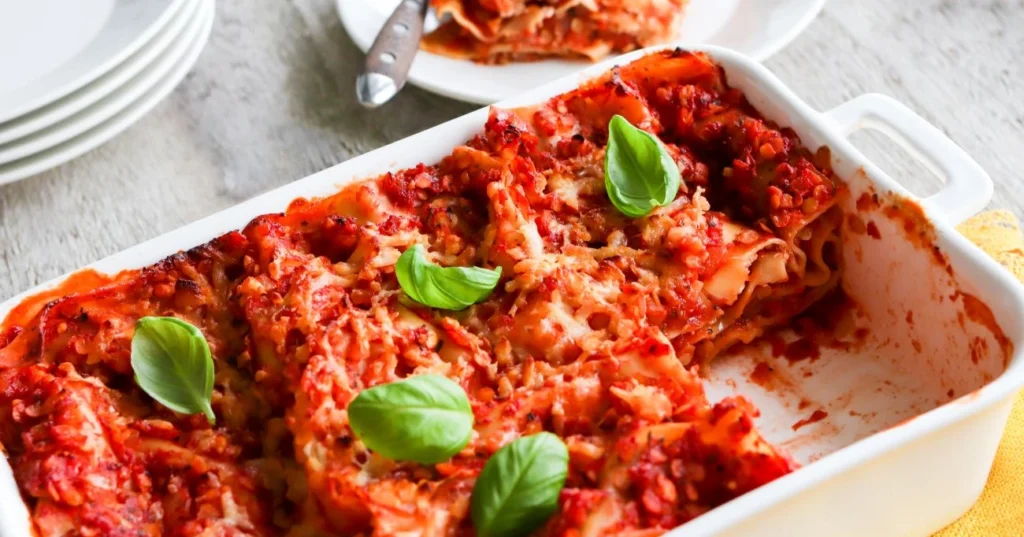 Linssilasagne paistamisen jälkeen valkoisessa uunivuoassa.