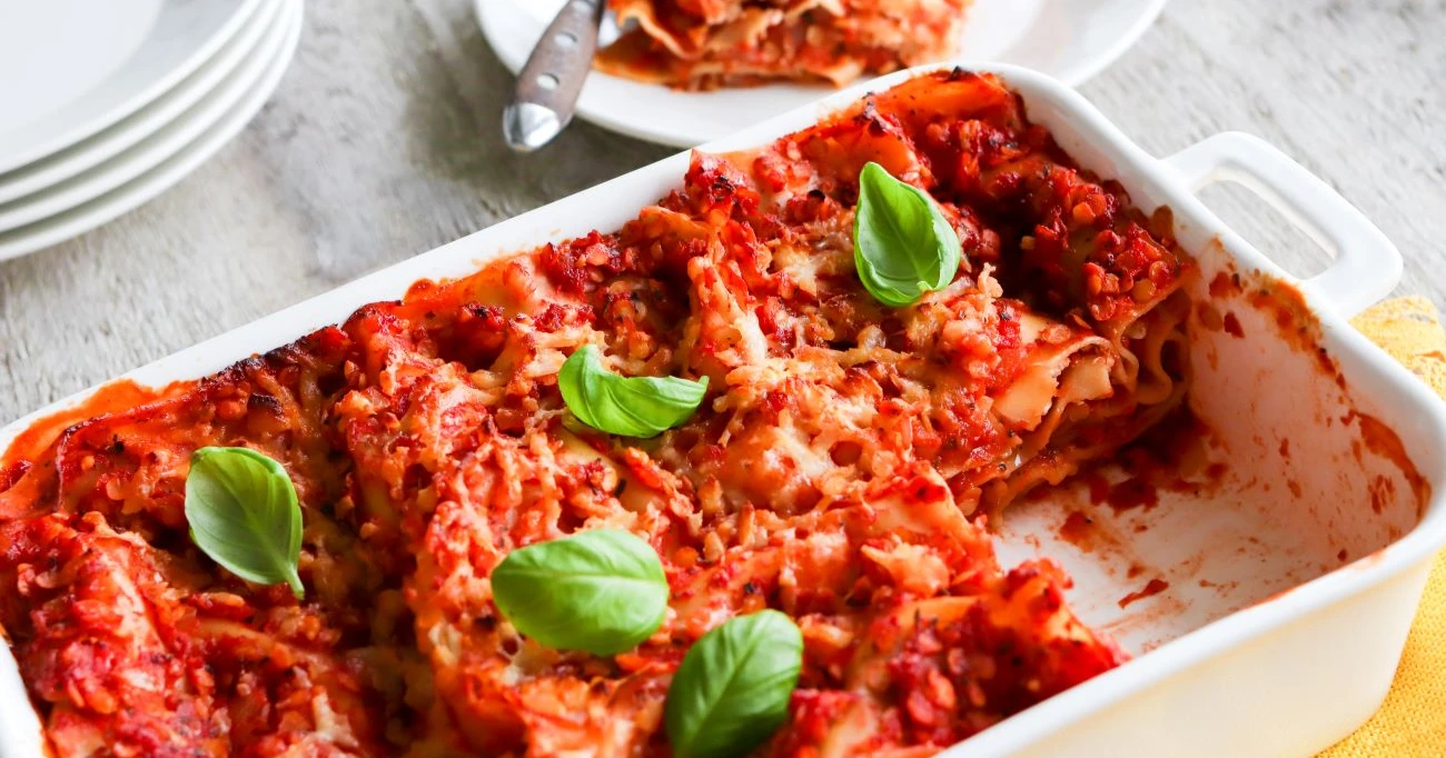 Linssilasagne paistamisen jälkeen valkoisessa uunivuoassa.