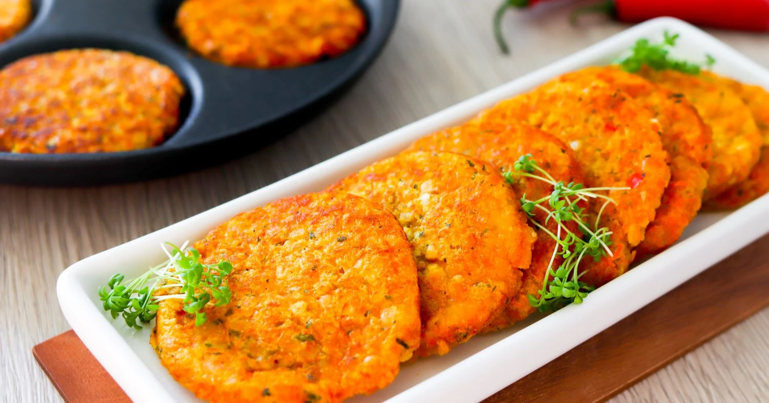 Linssipihvit vierekkäin valkoisella neliskulmaisella vadilla.