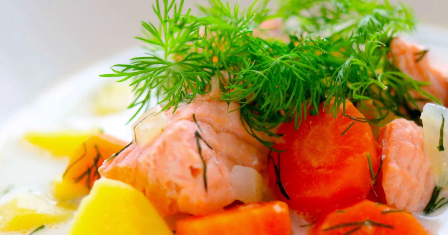 Lohikeitto ja tuoretta tilliä.