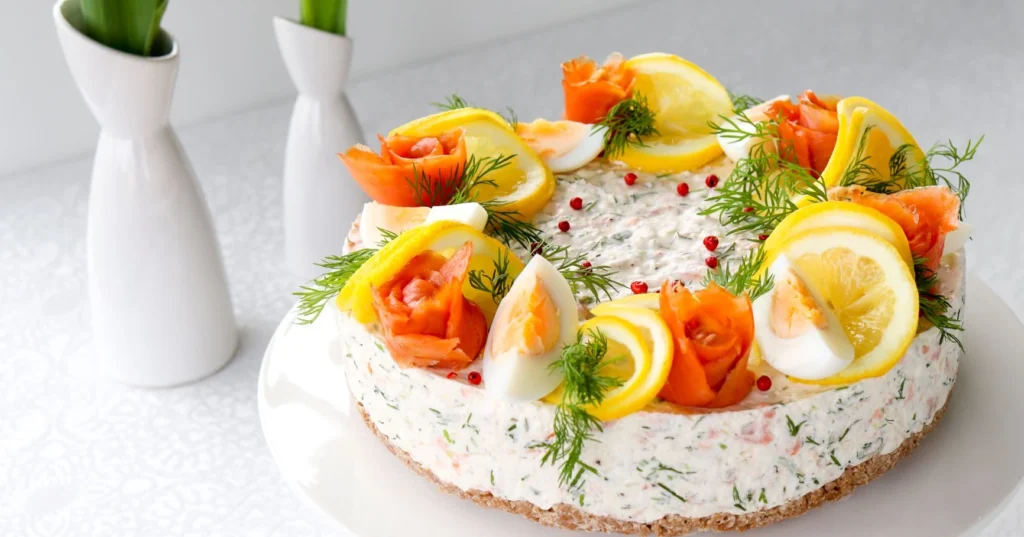 Hyydytetty lohikakku kauniisti muun muassa sitruunalla koristeltuna.