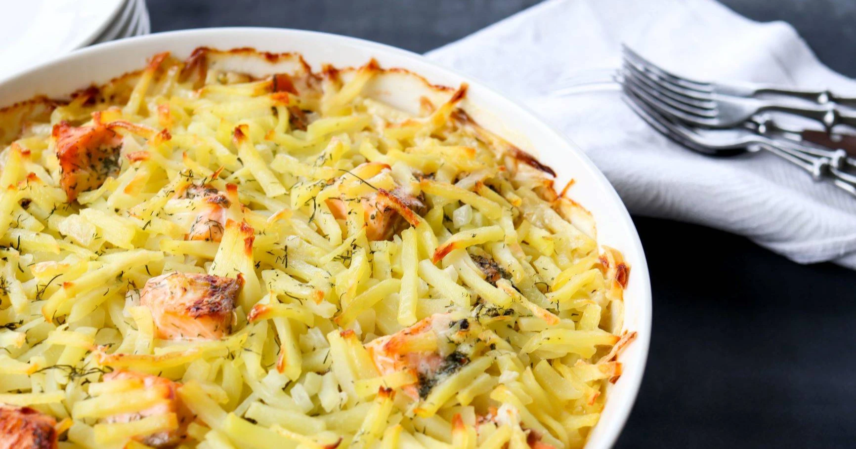 Lohikiusaus pyöreässä uunivuoassa.