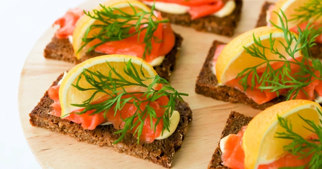 Lohileivät kylmäsavulohen ja tuoreen sitruunan kanssa.