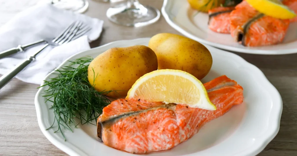 Lohimedaljonki perunoiden ja raikkaan sitruunan kera.