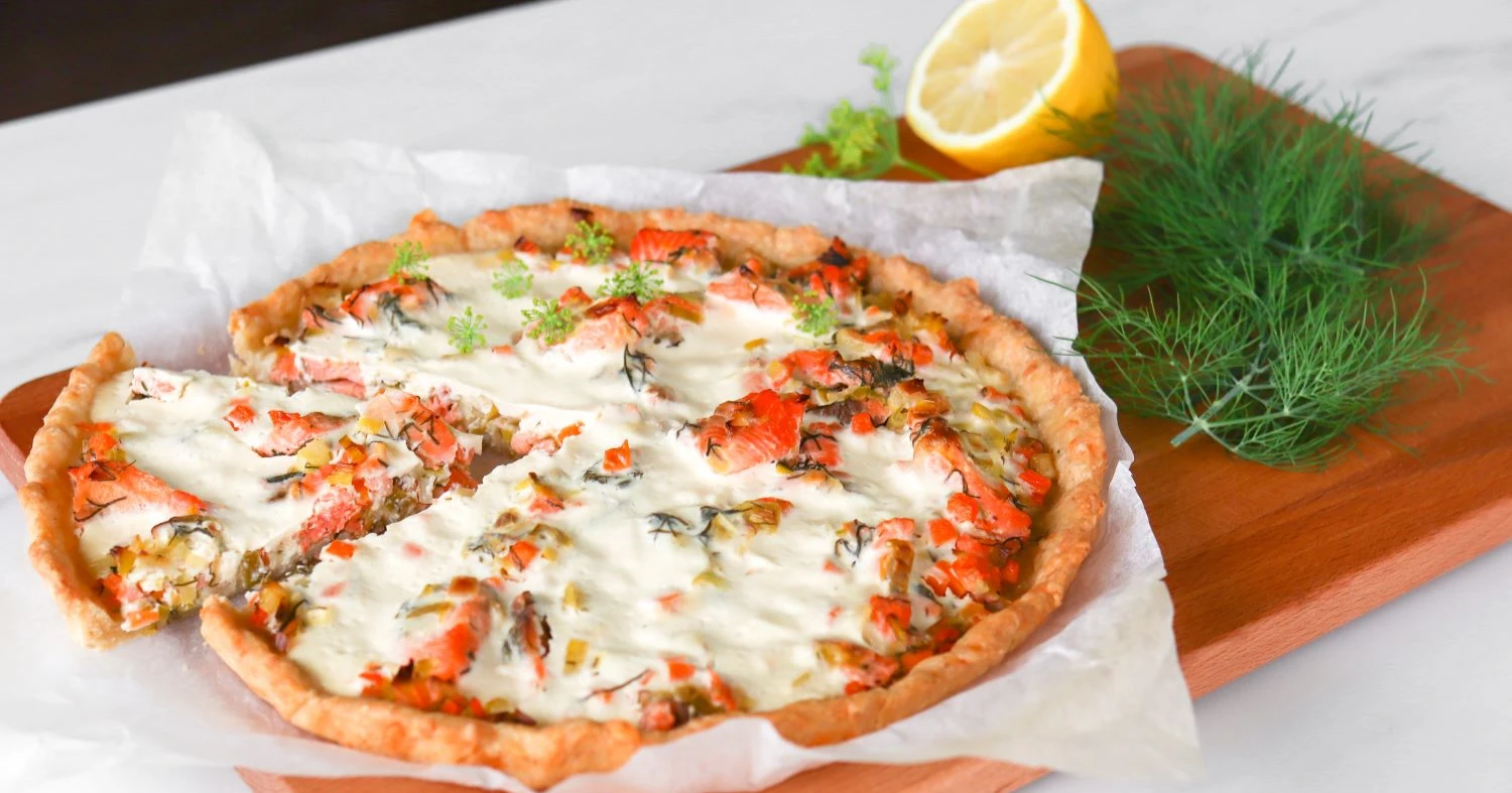 Lohipiirakka ja tuoretta tilliä.