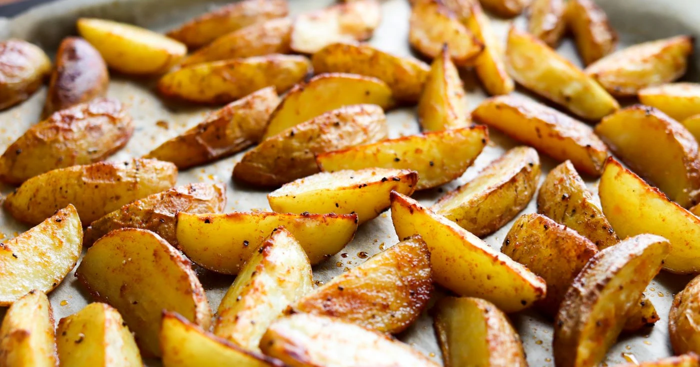 Lohkoperunat pellillä paistamisen jälkeen.