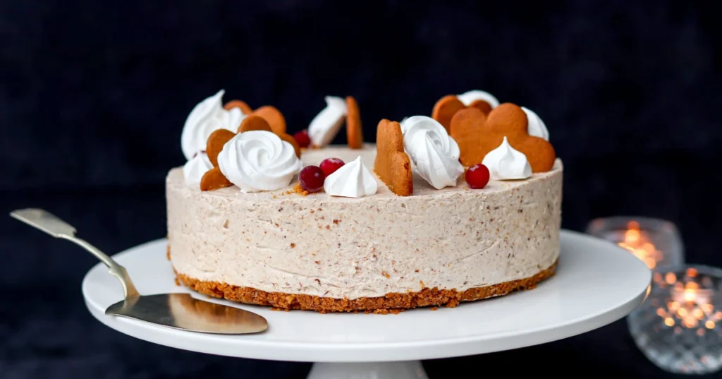 Luumujuustokakku tarjolla pöydässä, jossa on kynttilöitä