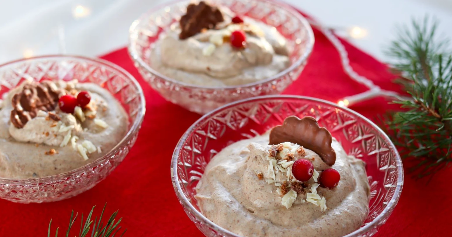 Luumurahka koristeltuna kulhoissa.