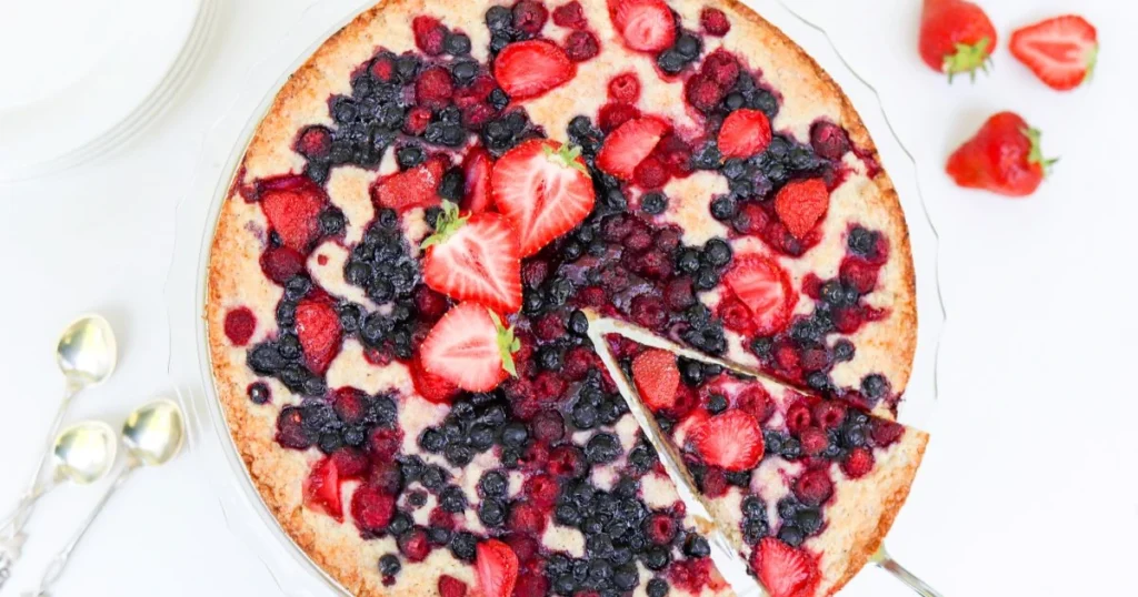 Maidoton marjapiirakka, jonka päällä on erilaisia marjoja.