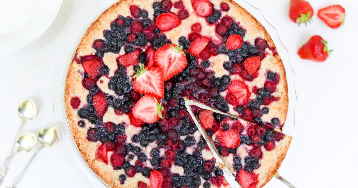 Maidoton marjapiirakka, jonka päällä on erilaisia marjoja.