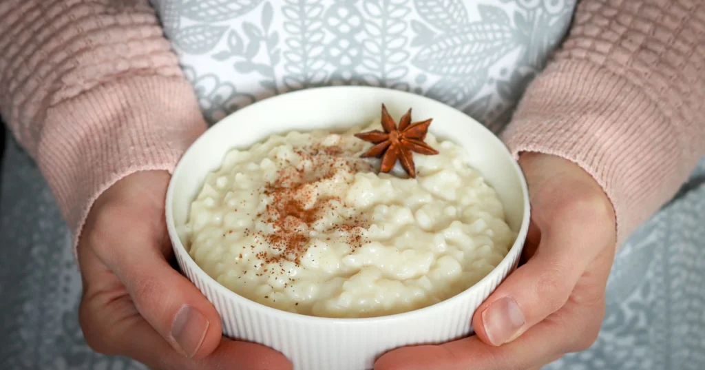 Maidoton riisipuuro valkoisessa raidallisessa kulhossa.