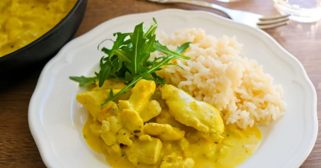 Nopea mangobroileri lautasella keitetyn riisin kanssa.