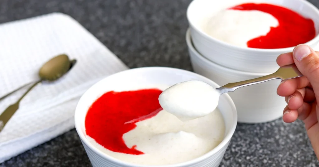 Mannasuurimoista tehty mannafruttia muistuttava jälkiruoka.