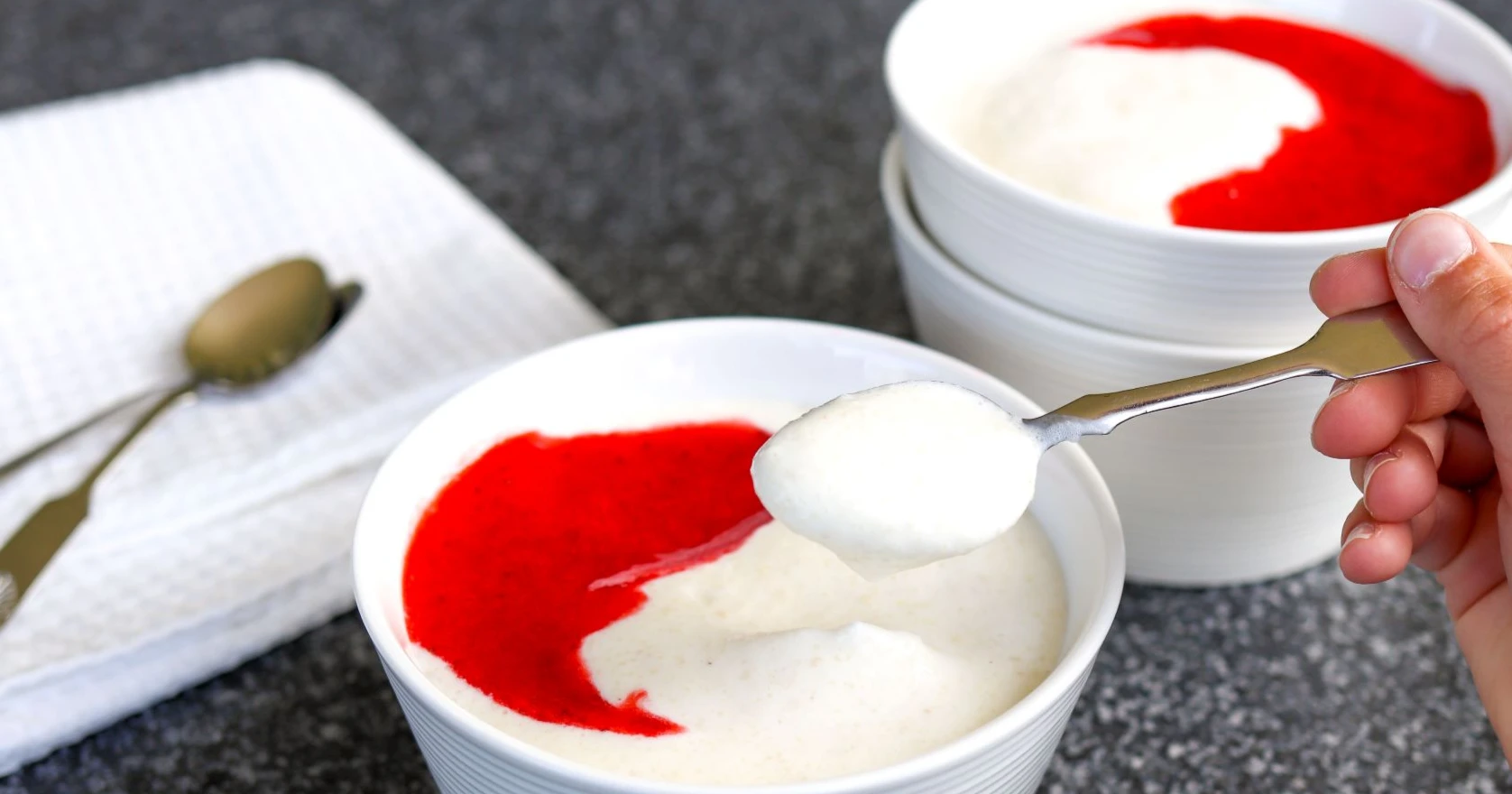 Mannasuurimoista tehty mannafruttia muistuttava jälkiruoka.