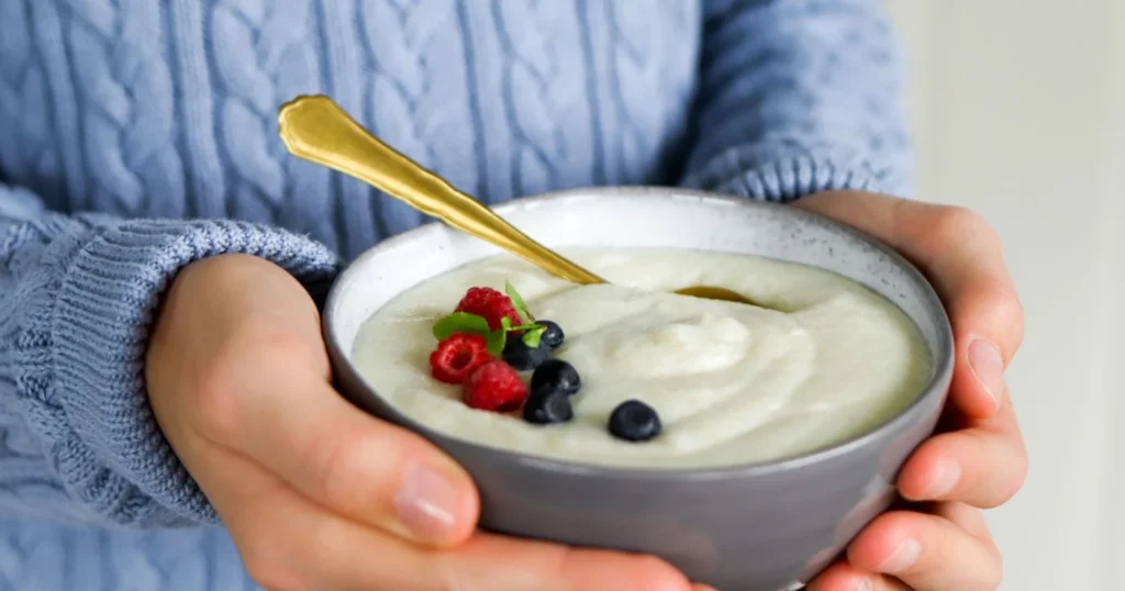 Mannapuuro kulhossa marjoilla koristeltuna.