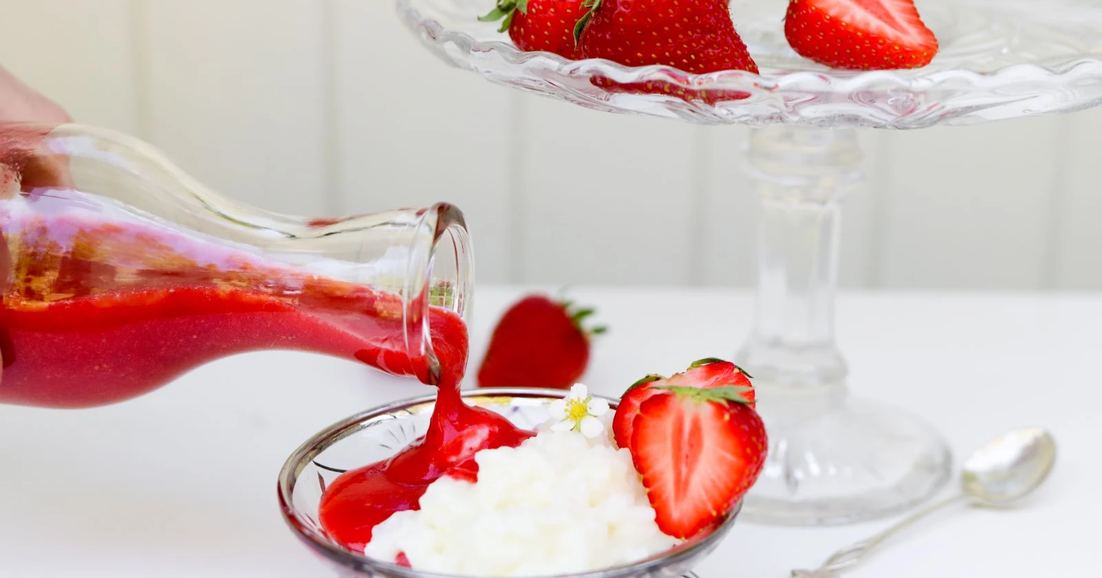 Mansikkakastike riisipuuron kanssa.