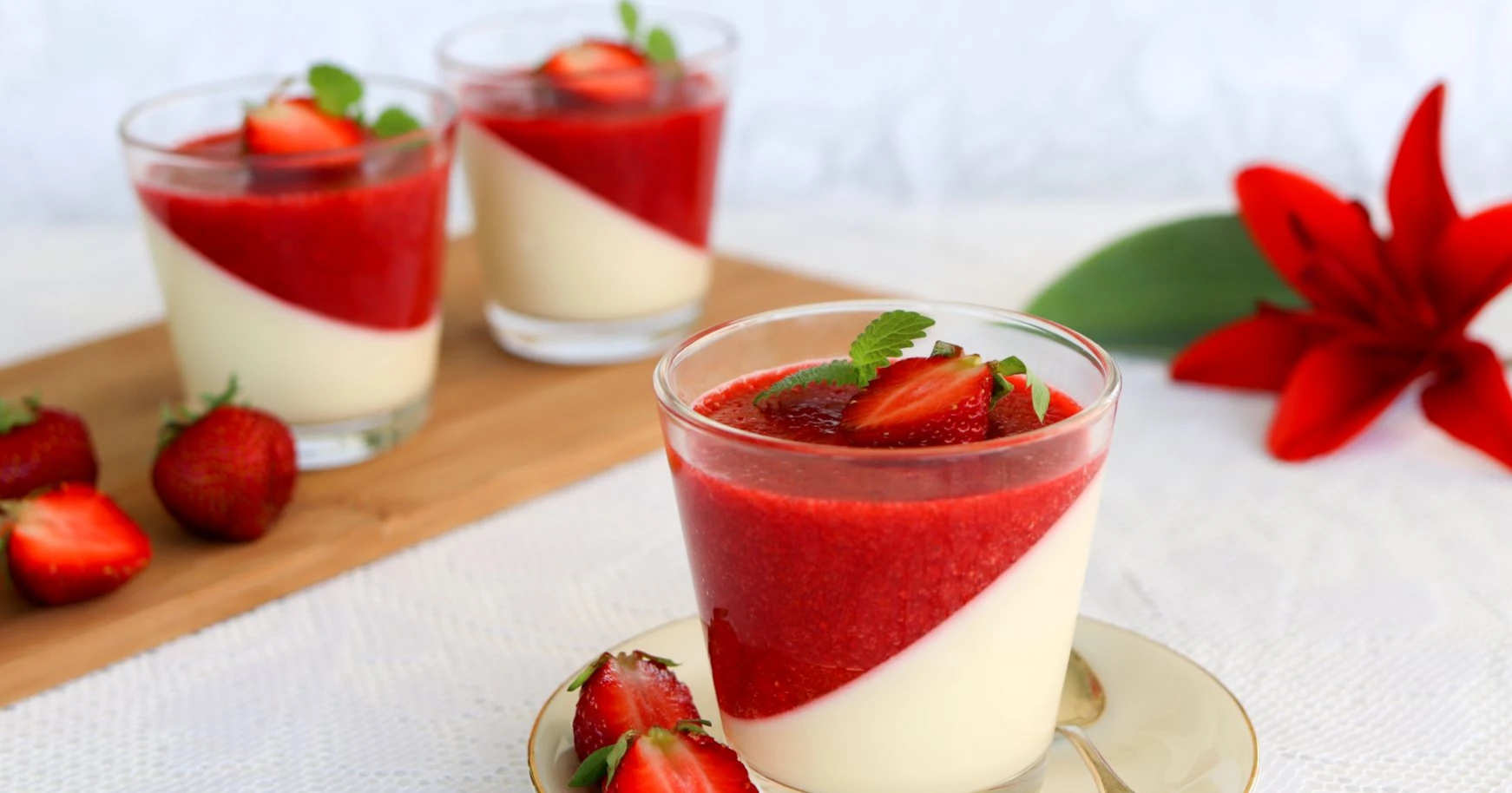 Vinoon hyydytetty mansikkapannacotta lasissa.