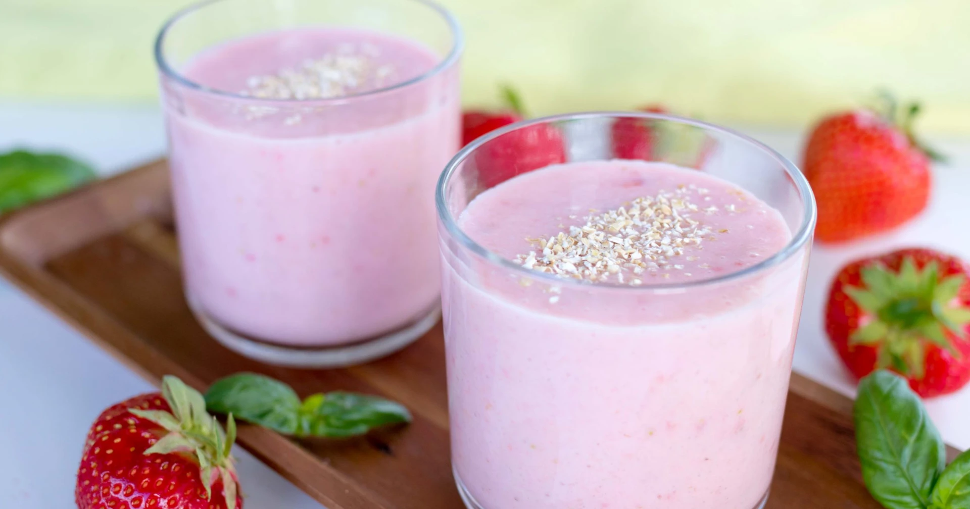 Mansikka-banaanismoothie kirkkaissa laseissa.