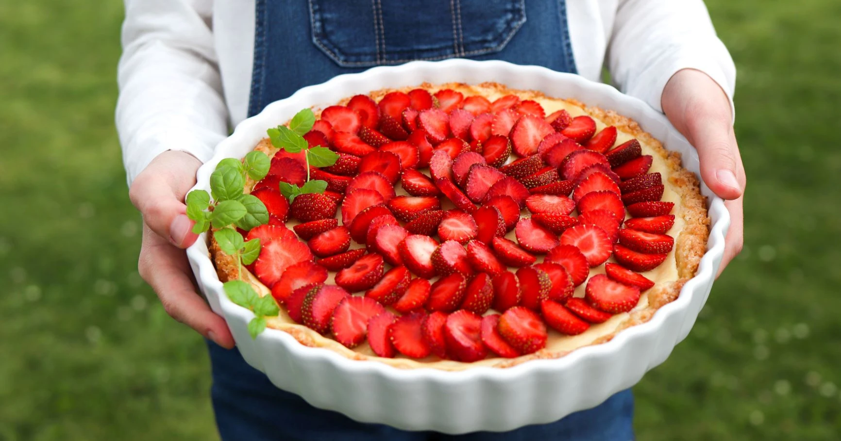 Tuoreilla mansikoilla päällystetty mansikkatorttu.