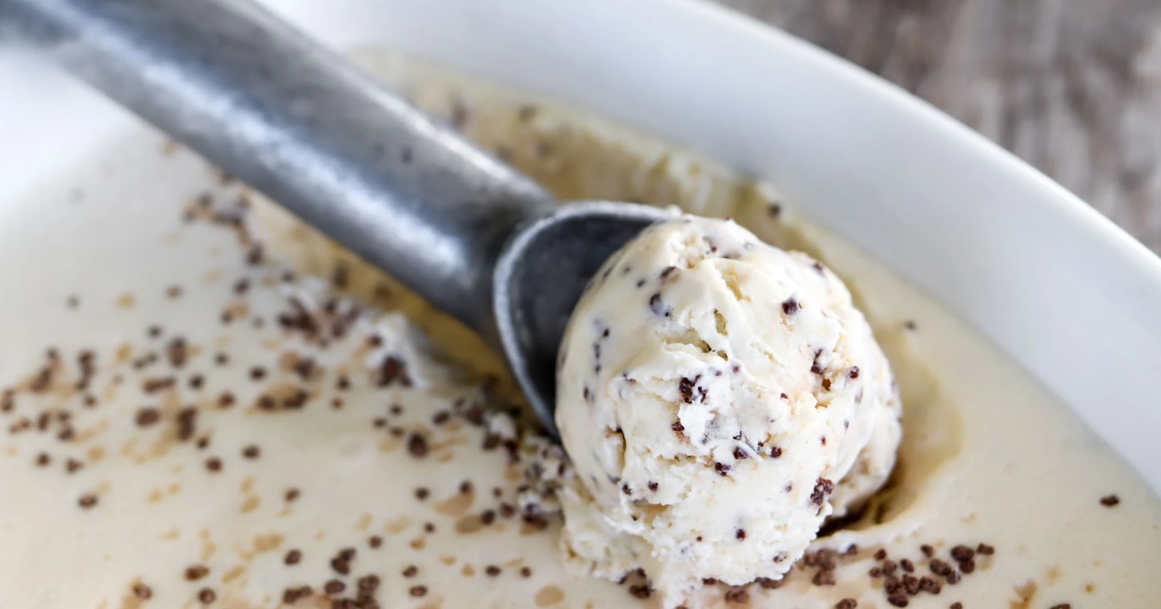 Mariannejäätelöä, jota otetaan jäätelökauhalla.