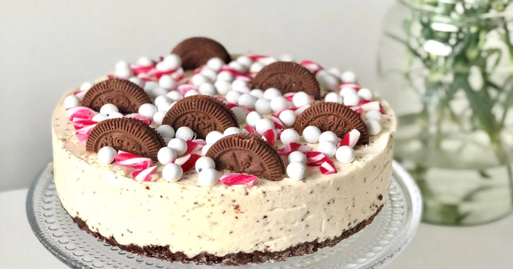 Mariannejuustokakku, jonka päällä on täytekeksejä sekä makeisia.