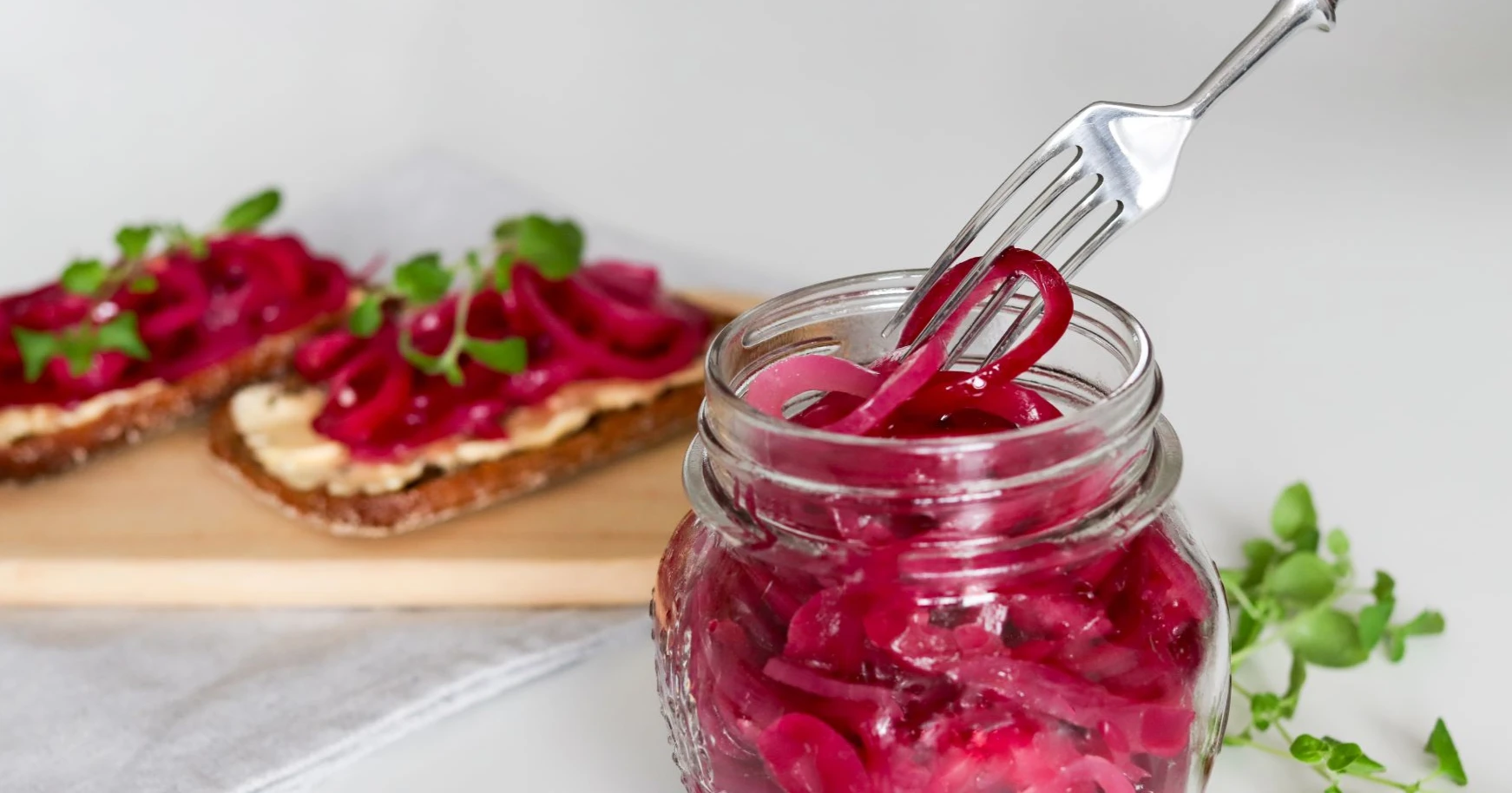 Marinoitu punasipuli lasipurkissa.