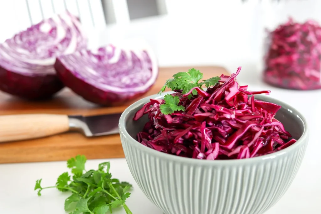 Marinoitu punakaali tarjolla vihertävässä kulhossa.