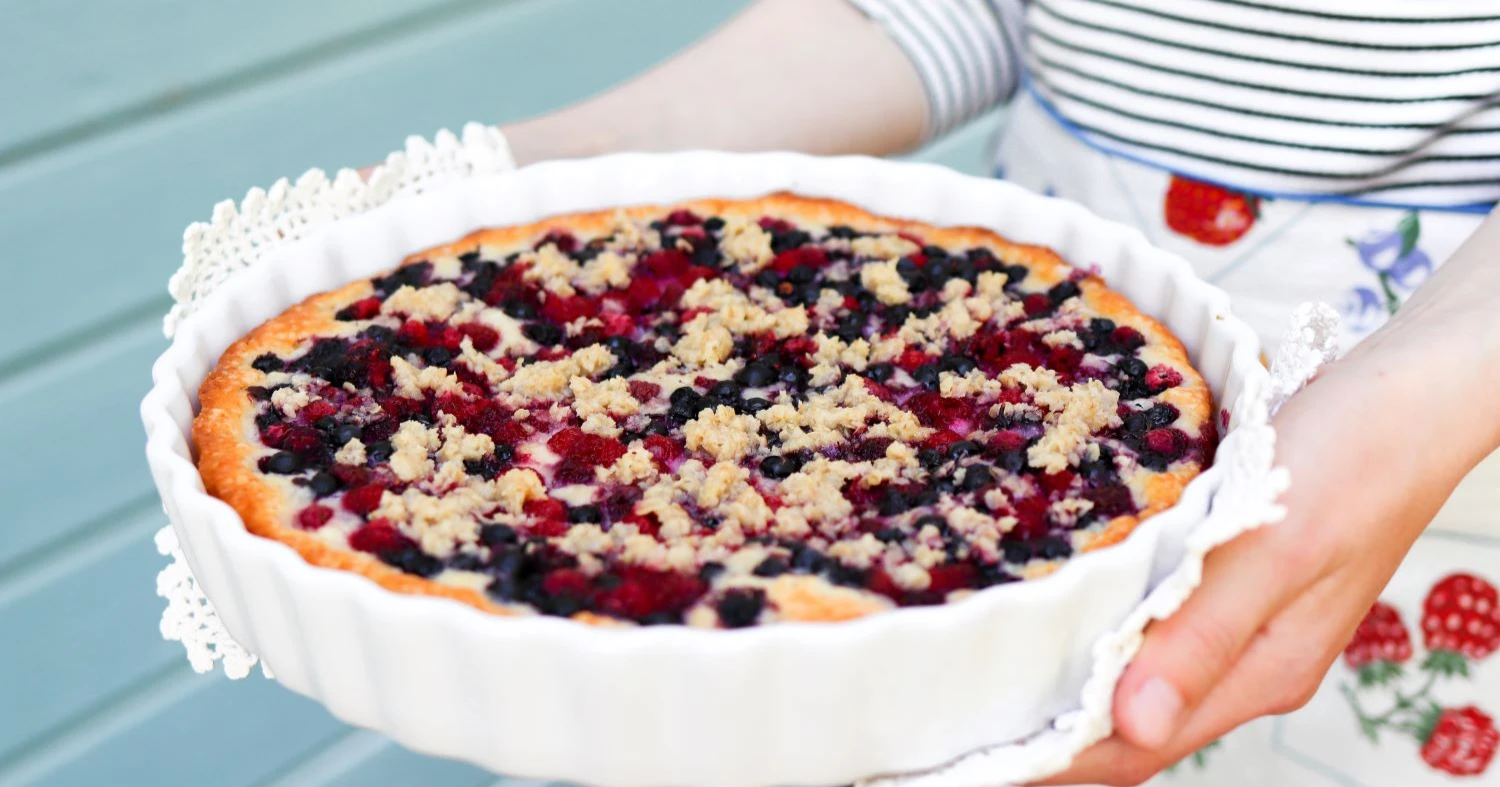 Helppo marjapiirakka valkoisessa piirakkavuoassa.