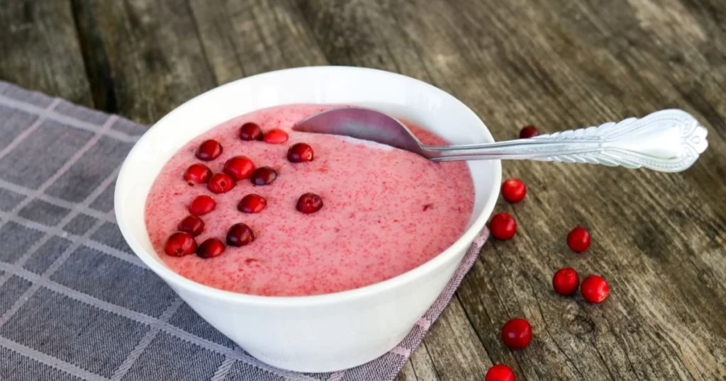 Marjapuuroa puolukoilla koristeltuna valkoisessa kulhossa.