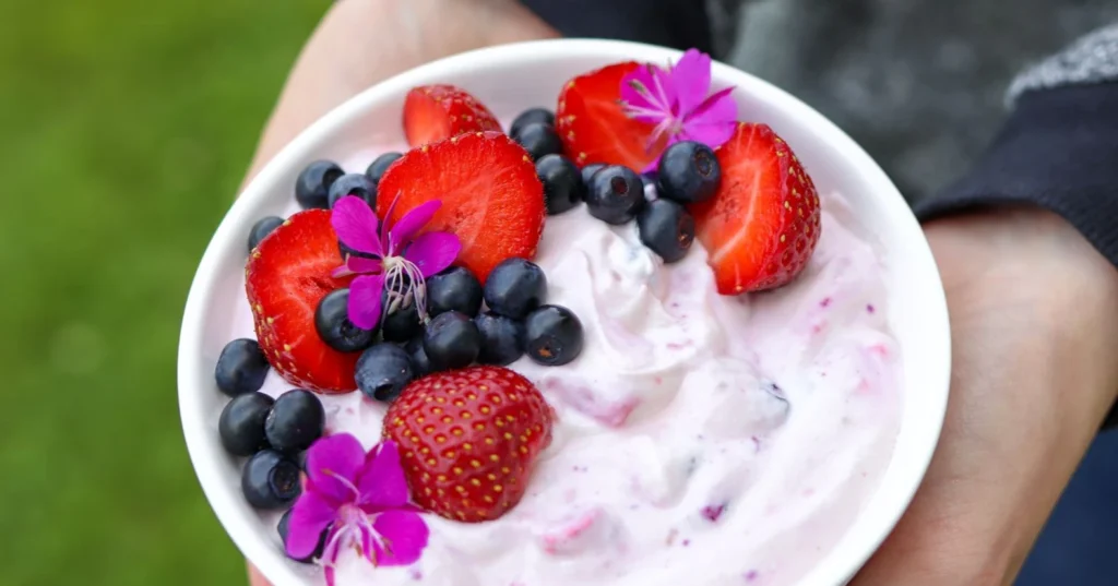 Marjarahka kulhossa tuoreiden marjojen kera.