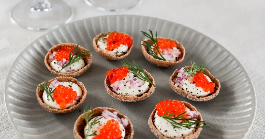 Ruissipseistä tehtyjä mätisipsejä punasipulilla koristeltuna