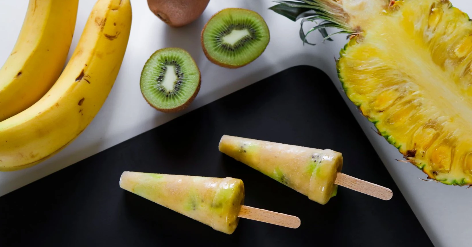 Itse tehty mehujää hedelmien ympäröimänä.