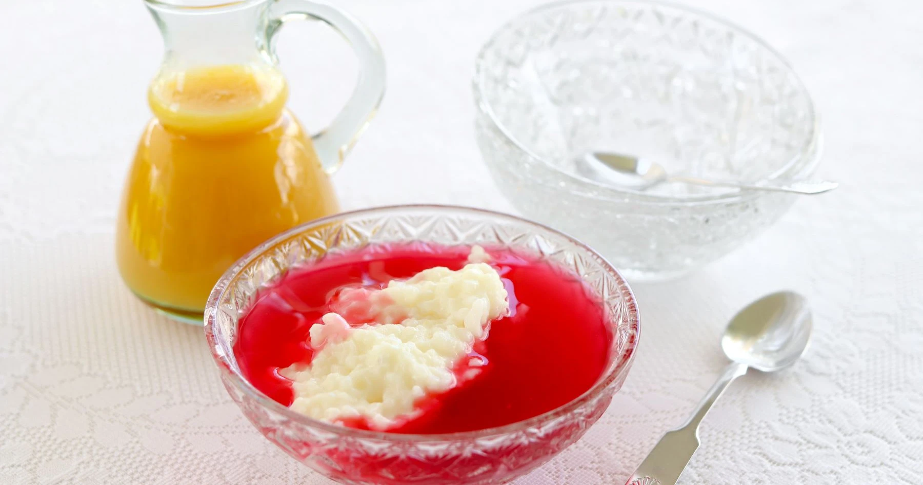 Mehukeitto kulhossa riisipuuron kanssa.