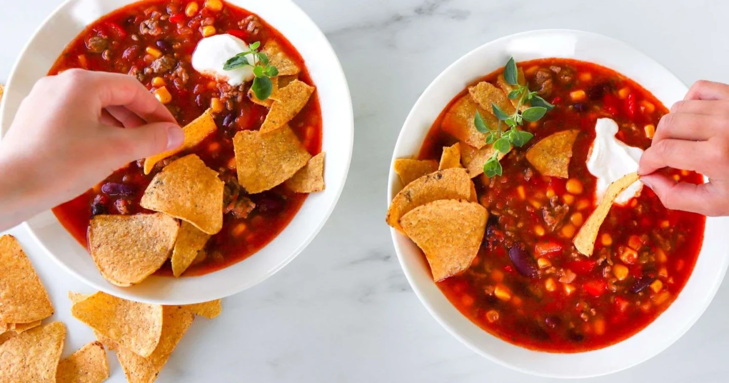 Meksikolainen jauhelihakeitto dipattavilla nachoilla ja ranskankermalla höystettynä.