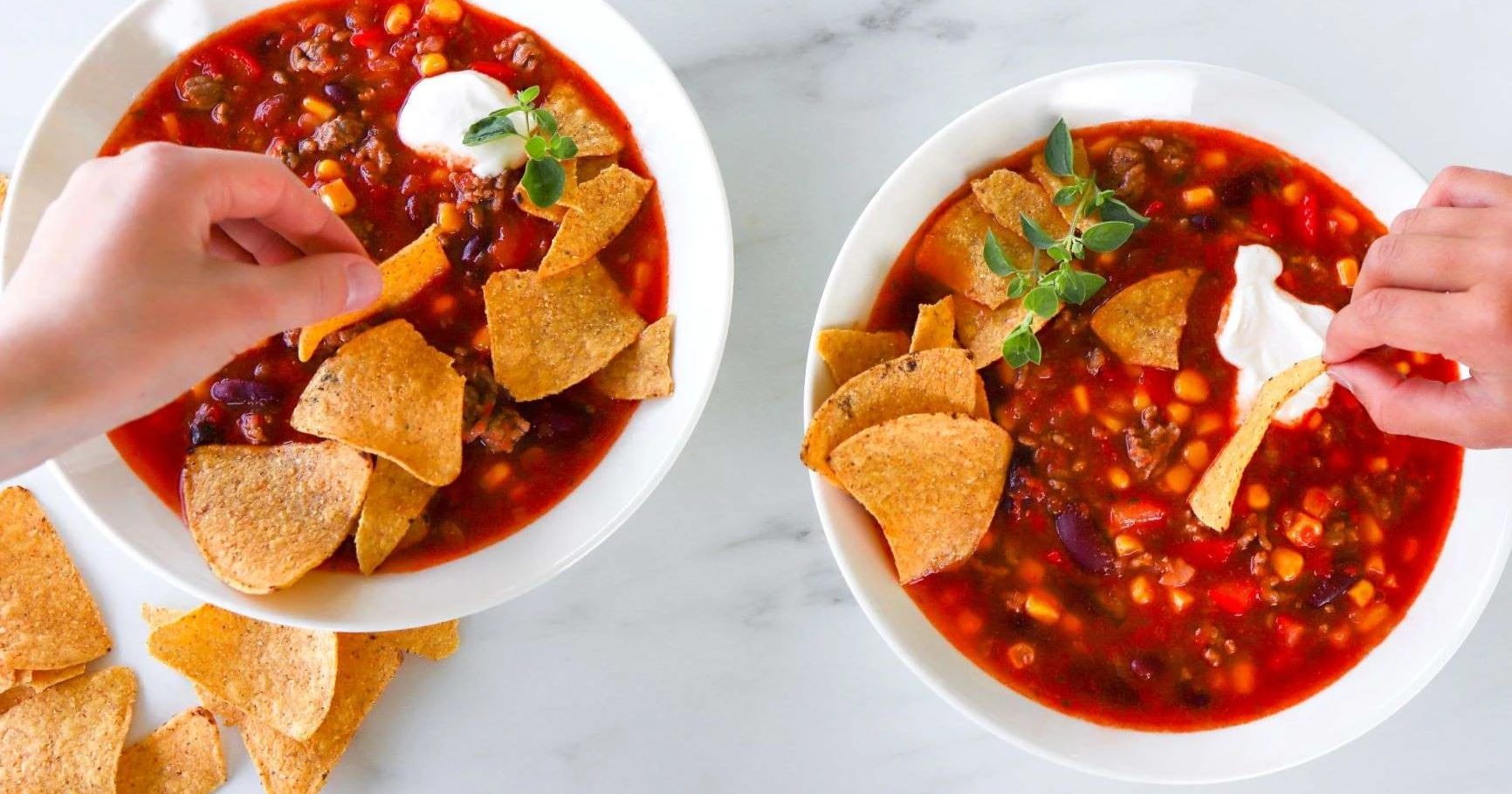 Meksikolainen jauhelihakeitto dipattavilla nachoilla ja ranskankermalla höystettynä.