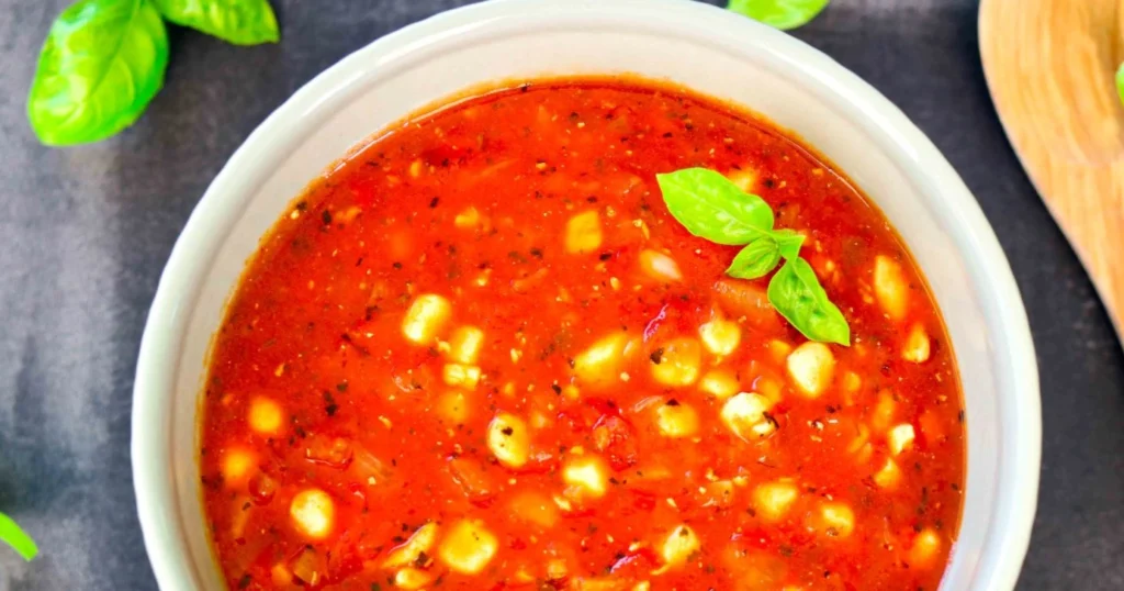 Mifu-tomaattikastike ja tuoretta basilikaa.